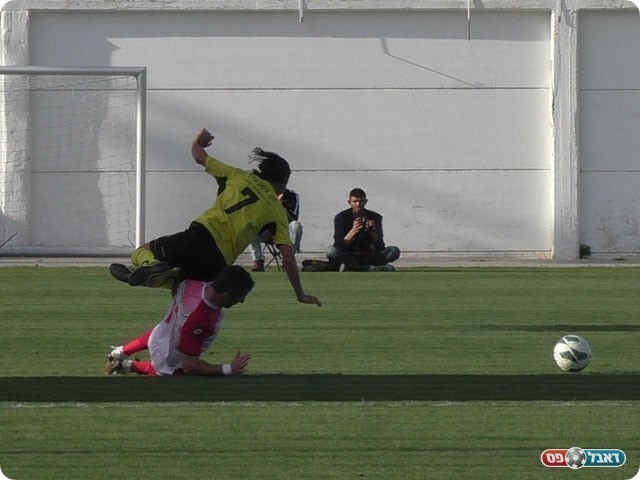 משחק לחימה אגרסיבי. גבידוארי מקצץ את הררי (שקד מורג)